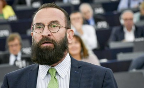 Евродепутат на Орбан подаде оставка, след като го заловиха на гей оргия с 25 мъже