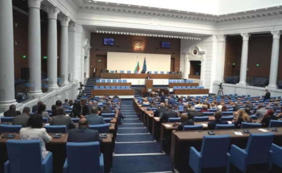 ГЕРБ отхвърли предложението на Нинова ваксините да са безплатни и доброволни