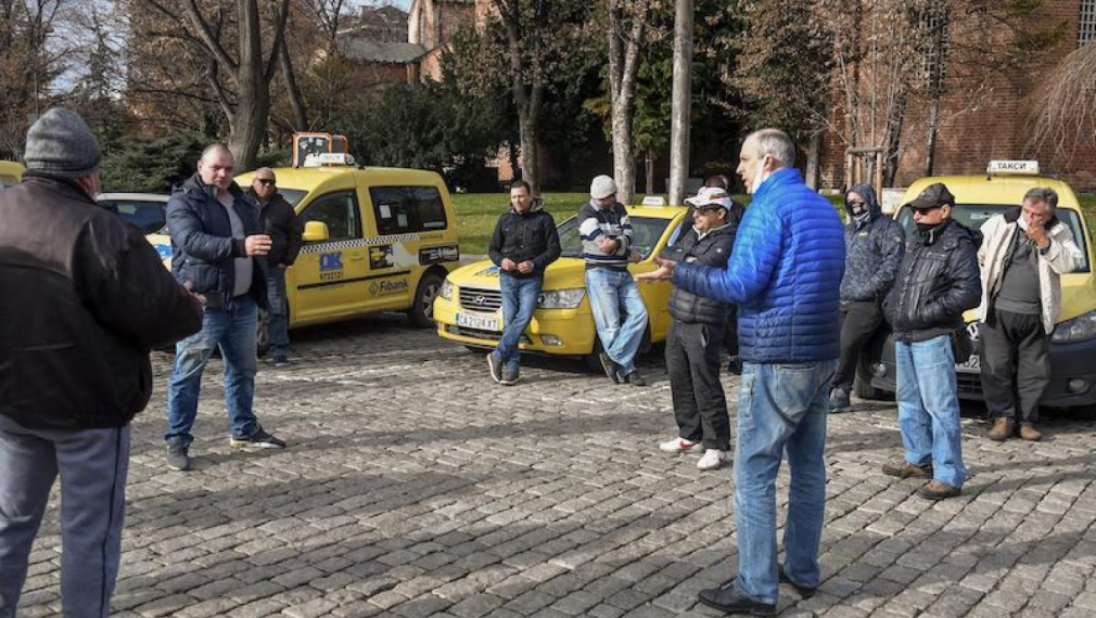 Таксиметрови шофьори излязоха на протест
