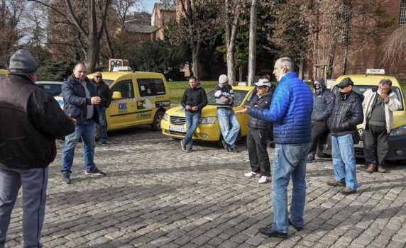 Таксиметрови шофьори излязоха на протест