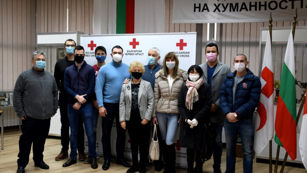 Млади социалисти от София дариха дрехи на Българския червен кръст