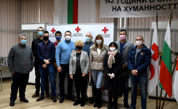 Млади социалисти от София дариха дрехи на Българския червен кръст