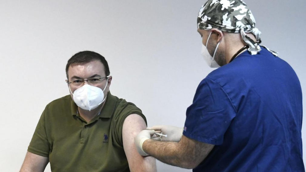 Проф. Ангелов е първият имунизиран срещу Covid у нас