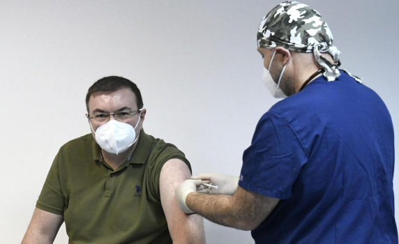 Проф. Ангелов е първият имунизиран срещу Covid у нас