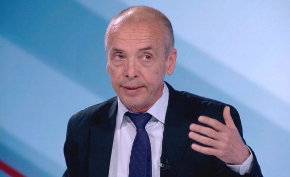 Доц. Мангъров: Ваксинирайте възрастните, лекарите не са най-важни сега
