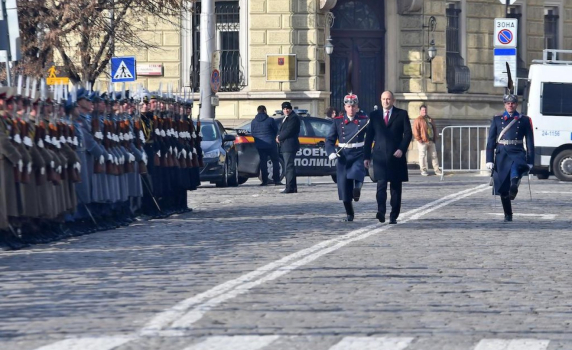 Осветиха бойните знамена и знамената светини на Българската армия