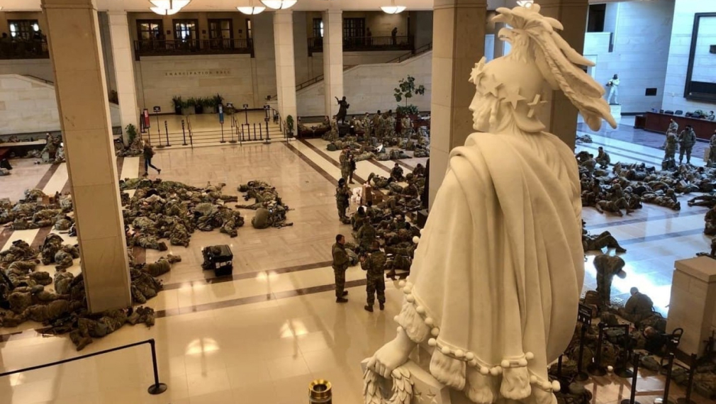 В Конгреса на САЩ започнаха обсъждането за импийчмънт на Тръмп с войска в коридорите