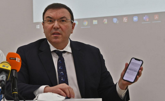 Здравният министър показа сертификата за ваксинация срещу Covid