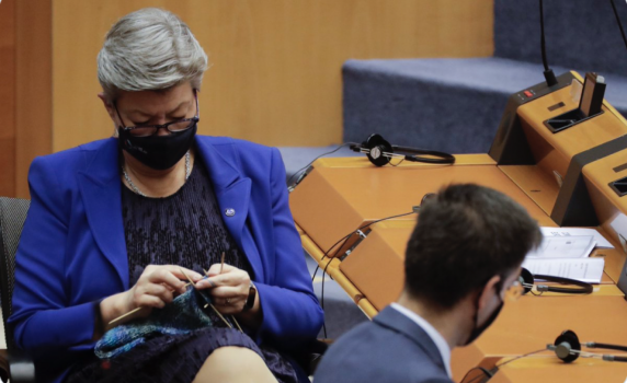 Еврокомисар извади плетка на доклад за пандемията и преди да представи доклад за мигрантите