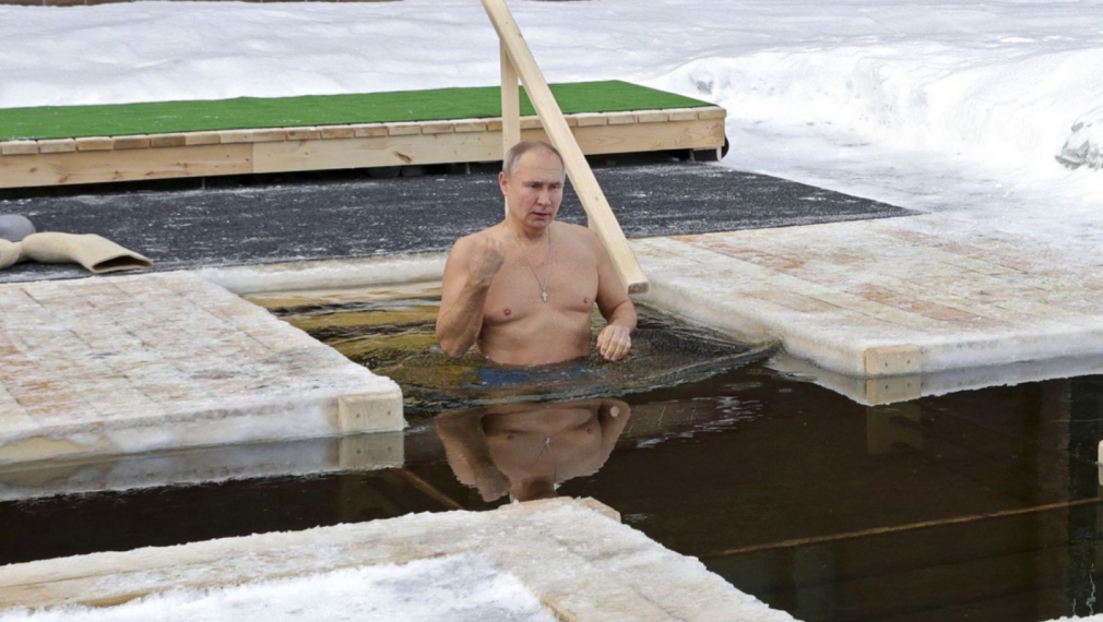 Путин се потопи в ледени води за Богоявление (видео)