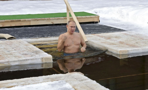 Путин се потопи в ледени води за Богоявление (видео)