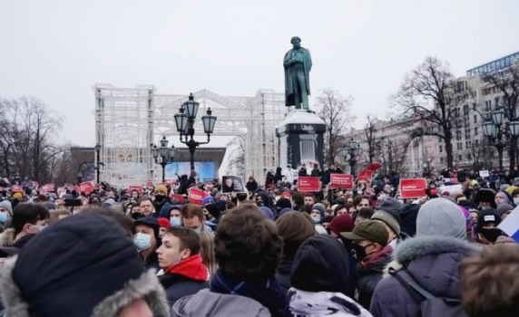 Хиляди протестират в Москва в подкрепа на Навални