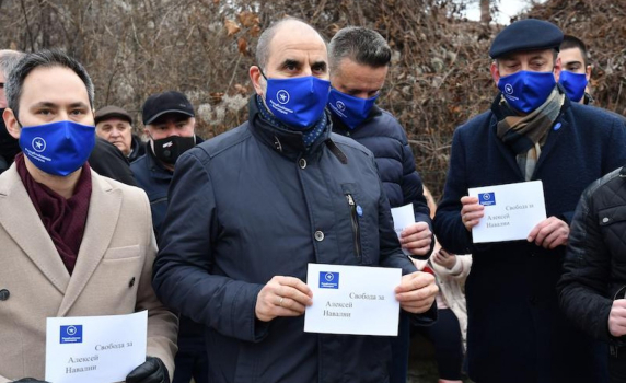 Цветанов иска свобода за Навални на протест пред руското посолство