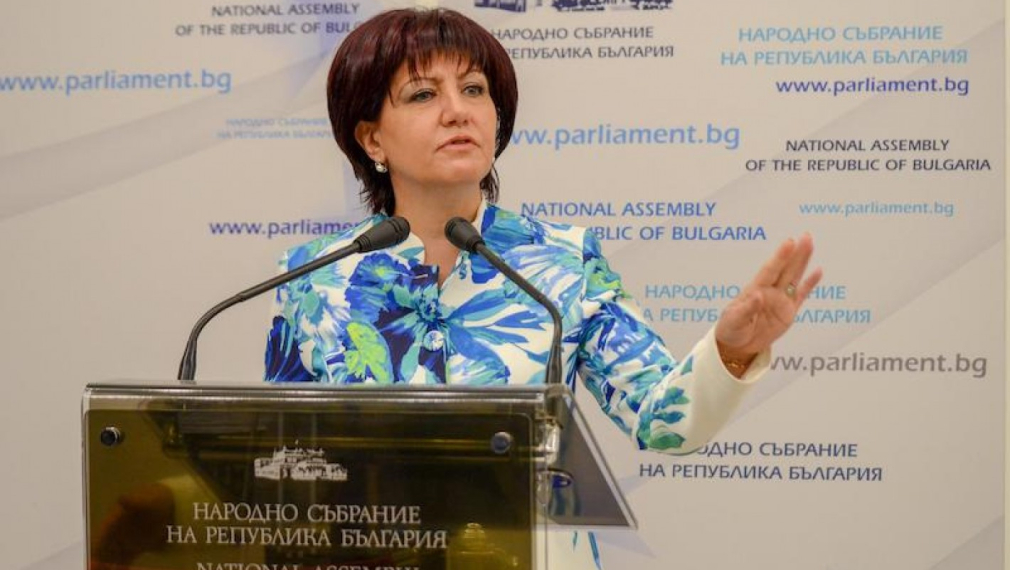 Караянчева: Радев иска да се застрахова и да получи подкрепата на БСП