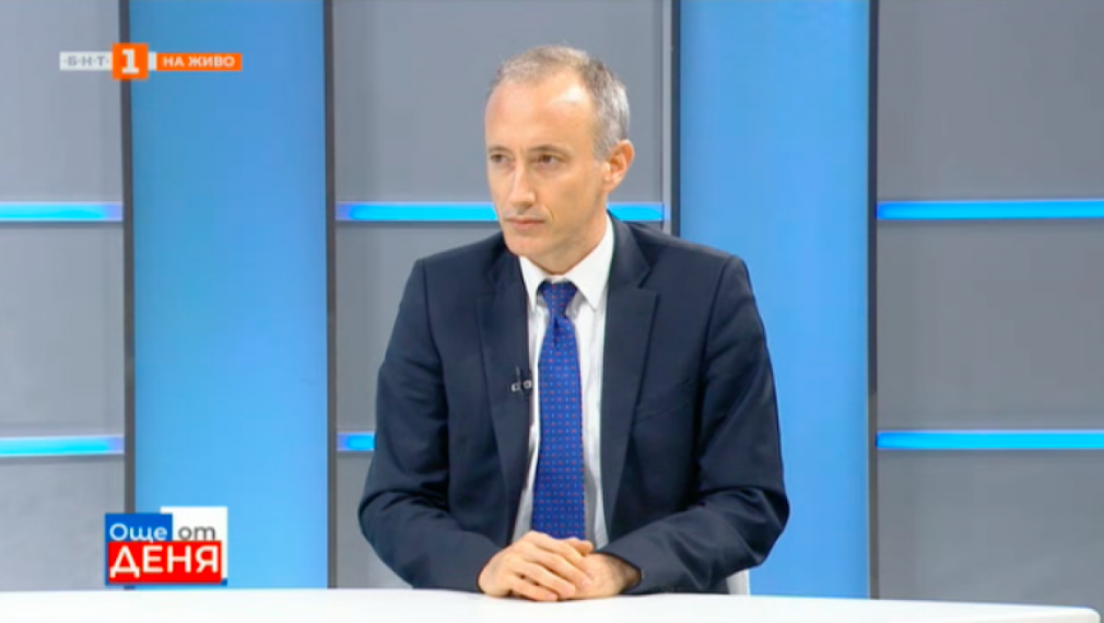 Министър Вълчев: Над 60% от системата учи присъствено