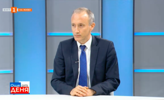 Министър Вълчев: Над 60% от системата учи присъствено