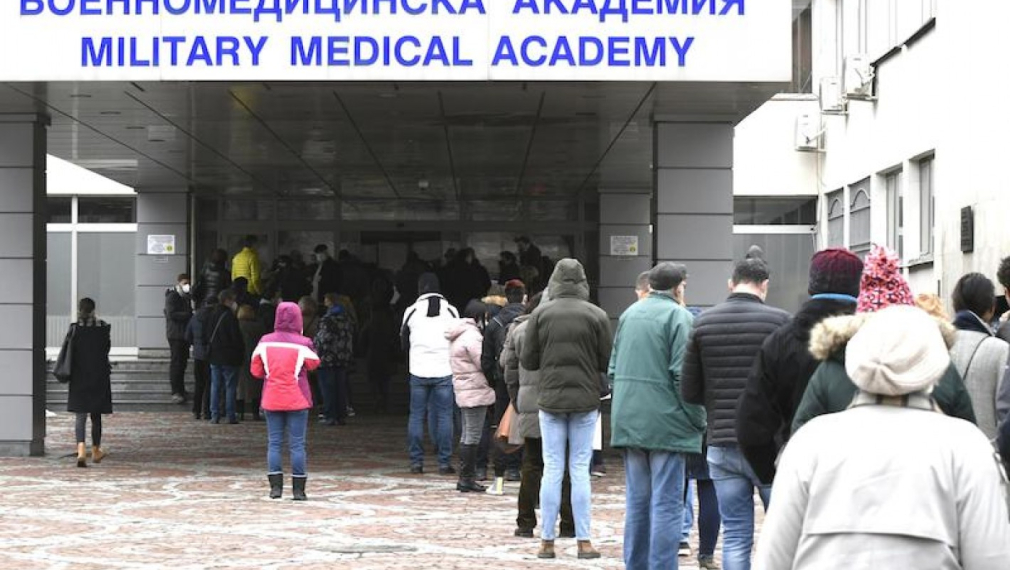 Огромна опашка за ваксини се изви пред ВМА