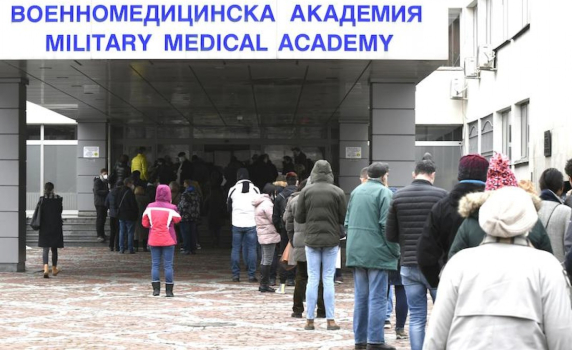 Огромна опашка за ваксини се изви пред ВМА