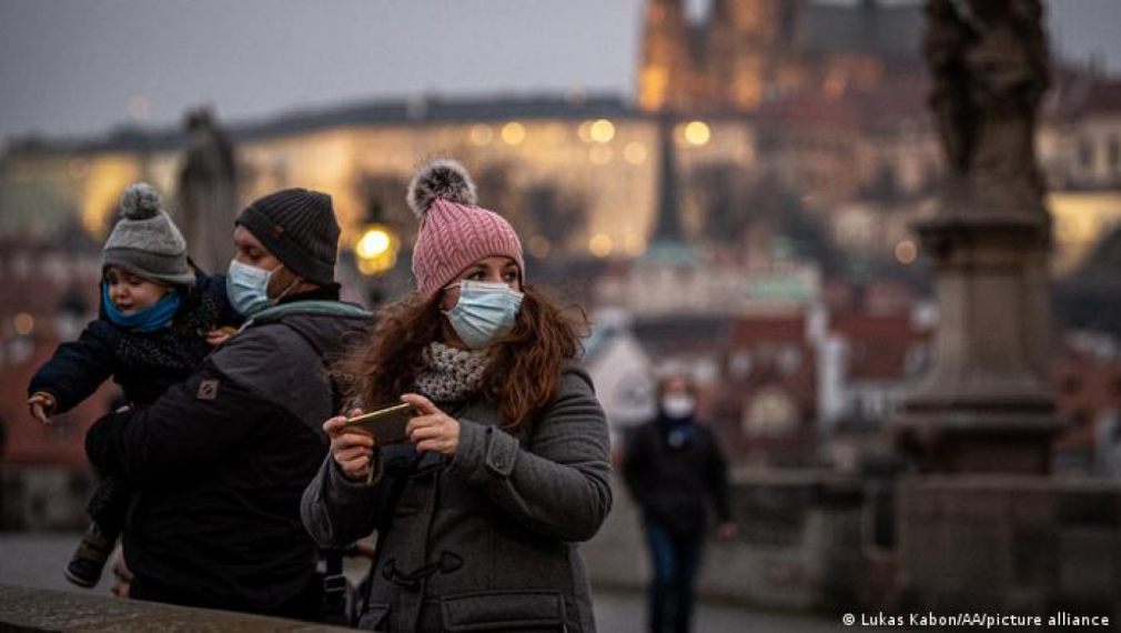 В Чехия става задължително носеното на 2 маски