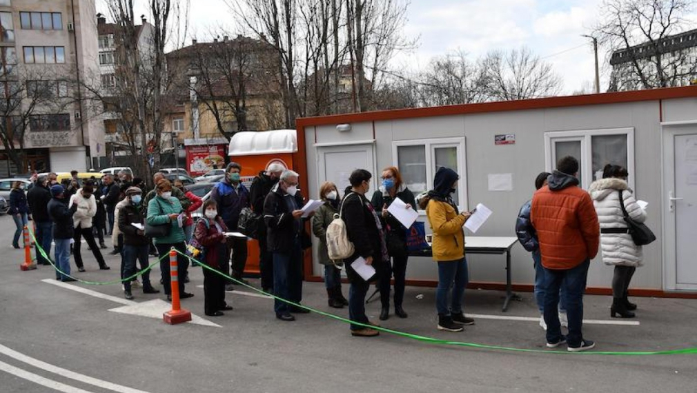 Отново опашки за ваксини в София
