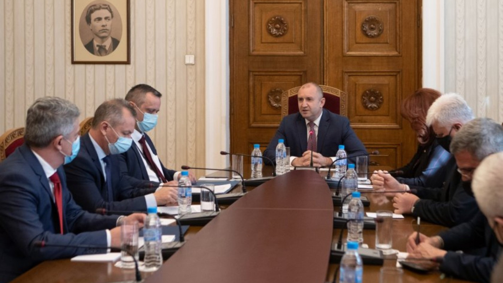 Радев се срещна със службите заради накърняване на правата на българи зад граница