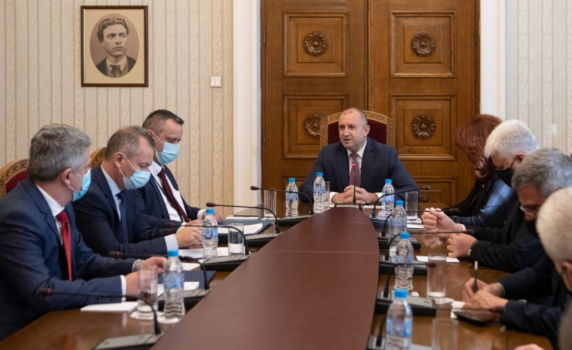 Радев се срещна със службите заради накърняване на правата на българи зад граница
