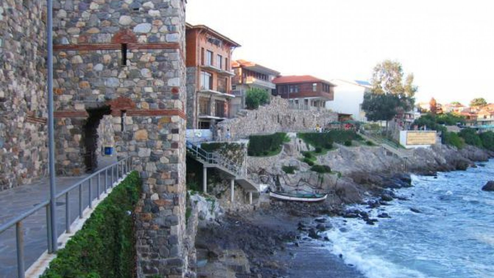 Бургаски съд: Крепостната стена в Созопол скрива гледката към морето на ресторантьор
