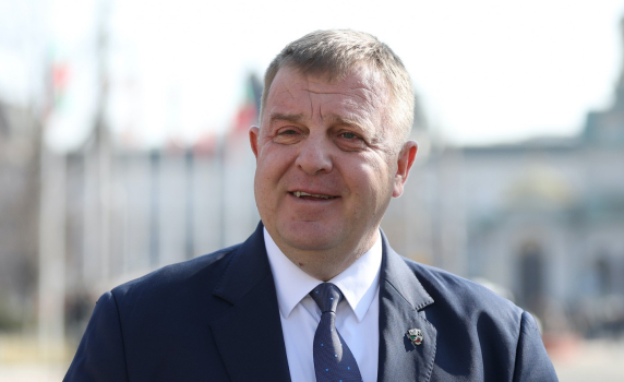 Каракачанов призова македонците с български паспорти да гласуват за истинската ВМРО