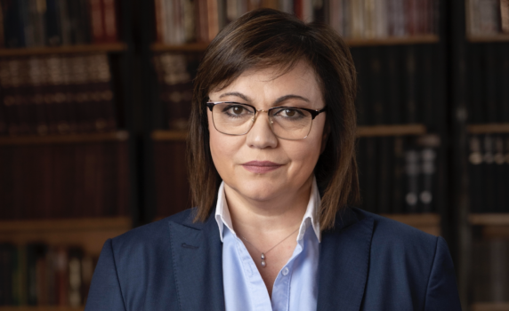 Нинова с 15 въпроса към правителството за ваксините в България