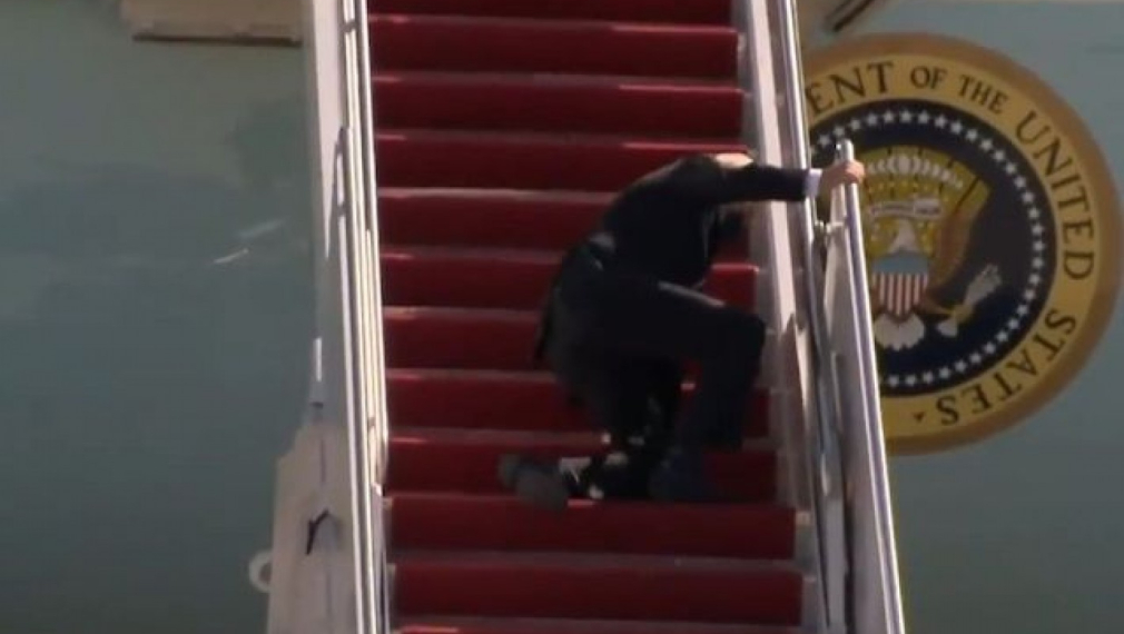 Байдън падна, качвайки се в президентския самолет (видео)
