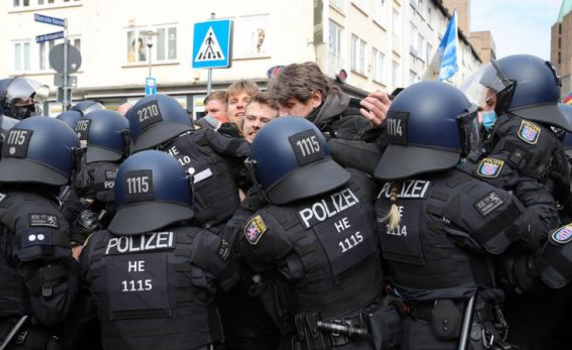 Сблъсъци между полицията и противници на Covid-мерките в Германия