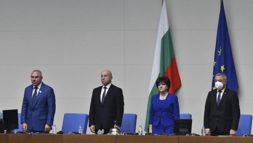 С химните на България и ЕС завърши последното заседание на 44-то Народно събрание