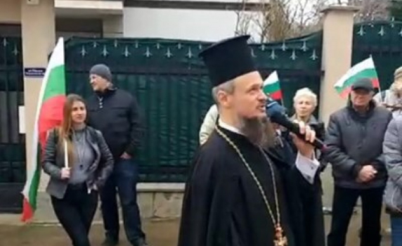 Дионисий и активисти на "Системата ни убива" разпънаха черен чаршаф пред дома на Бойко Борисов 