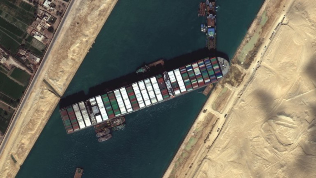 Освободиха контейнеровозът, който запуши Суецкия канал