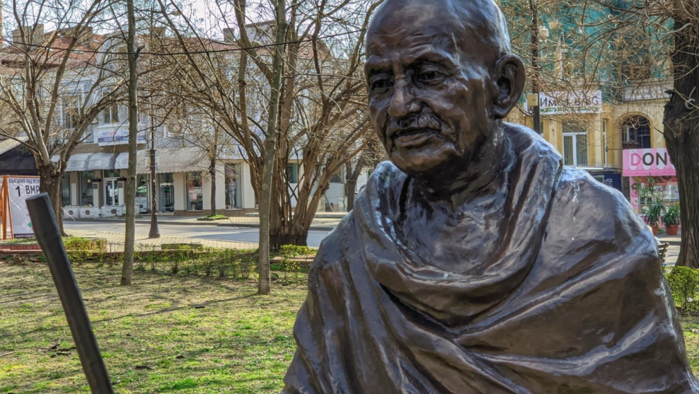  Откраднаха очилата от паметника на Махатма Ганди във Варна