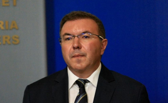 Ангелов: Намираме се в пика на третата вълна, но имаме основание да разхлабим мерките