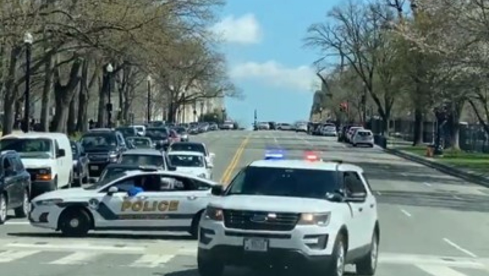 Кола се вряза в полицаи край американския Конгрес