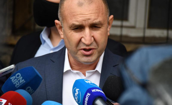 Президентът атакува властта за шпионския скандал в деня на вота