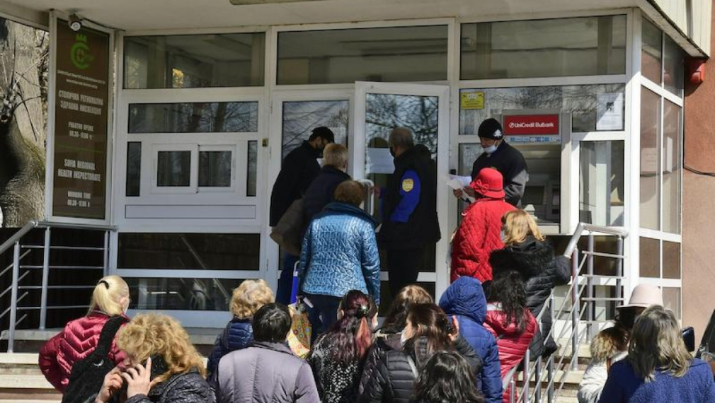 Опашка от лични лекари за РНК ваксини пред столичната РЗИ