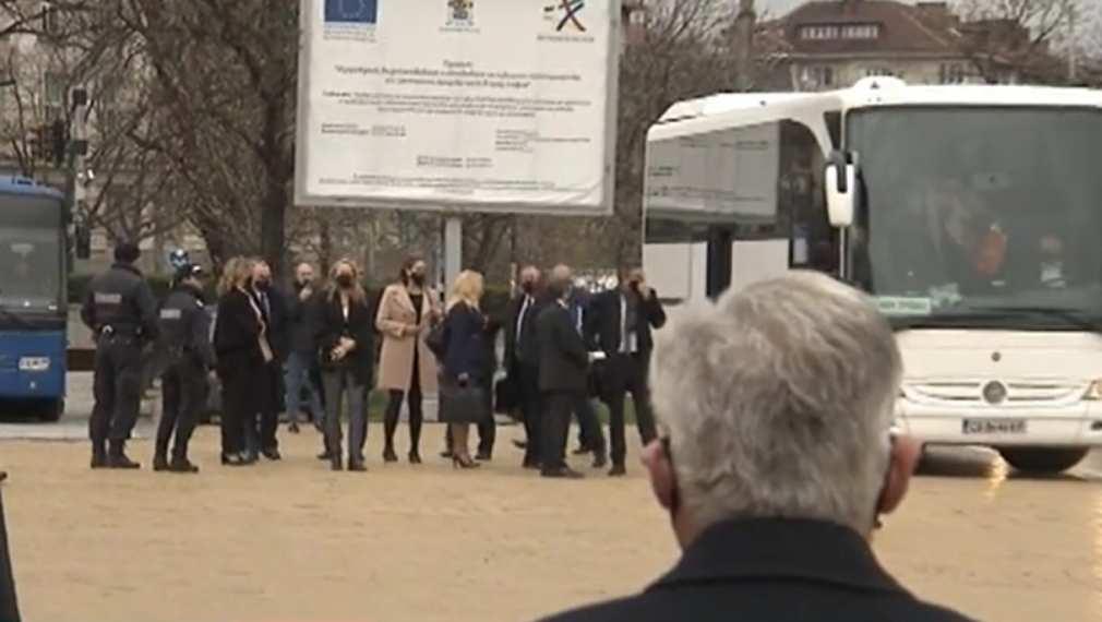  Групата на "Има такъв народ" пристигна в парламента с автобус. Слави участва дистанционно (видео)