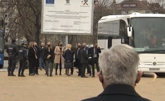  Групата на "Има такъв народ" пристигна в парламента с автобус. Слави участва дистанционно (видео)