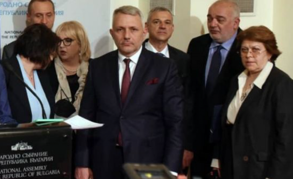 Депутати от „Изправи се! Мутри, вън!“ внесоха лобистка поправка тип „Ванко 1“. Татяна Дончева не я подкрепя