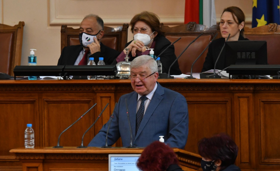 Ананиев: Няма риск за изплащане на социалните помощи и пенсиите