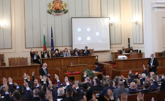 Парламентът наложи мораториум на определени действия на кабинета в оставка