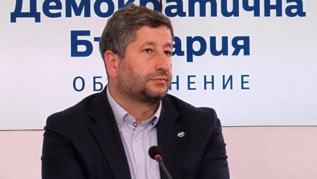 ДБ: ГЕРБ, БСП и ДПС спасяват Гешев като рохко яйце