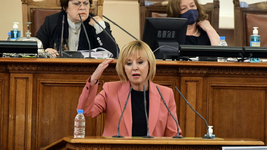 Мая Манолова цака с популизъм и предлага 1400 лв. депутатска заплата