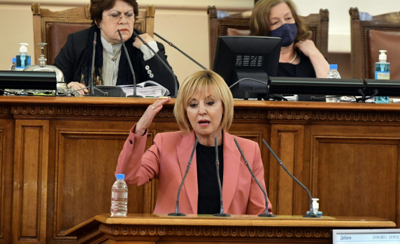 Мая Манолова цака с популизъм и предлага 1400 лв. депутатска заплата