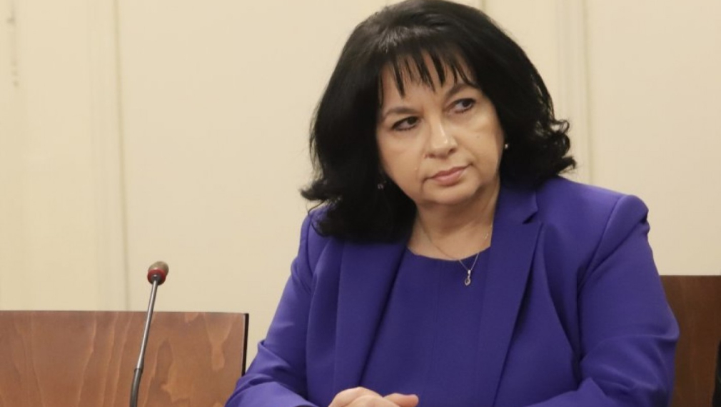 Петкова: Манолова нахлу в „Булгартрансгаз" и поиска 800 000 странци 