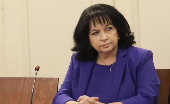 Петкова: Манолова нахлу в „Булгартрансгаз" и поиска 800 000 странци 