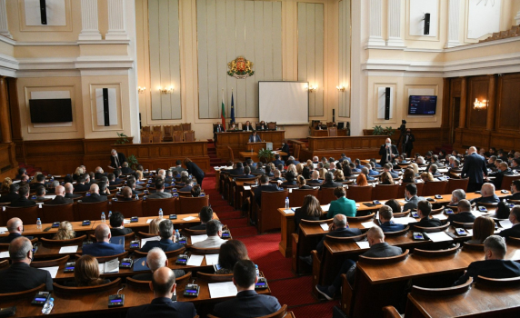 Парламентът заработи, засега отпада намаляване на субсидията